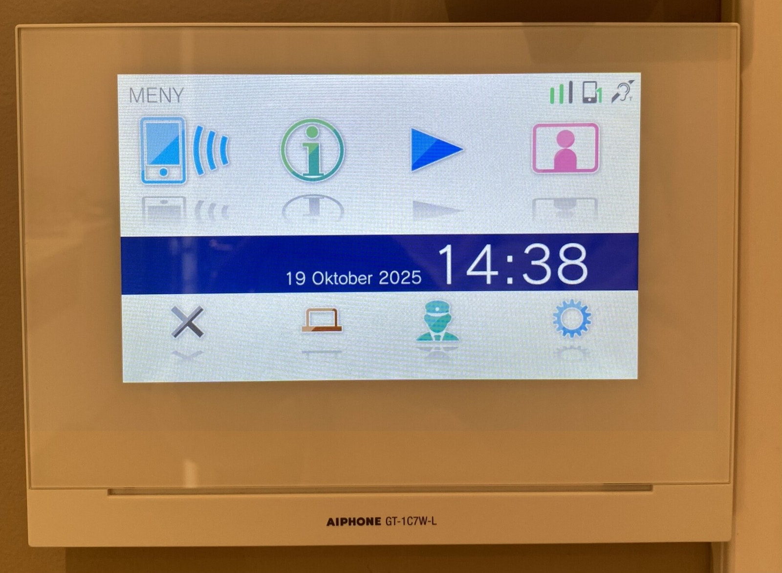 Selger har oppgradert callingen i Aiphone GT med appfunksjoner. Besvar anrop uansett hvor du er, 7" touchskjerm, videoopptak, fjernstyring av døråpning m.m. Galleribilde