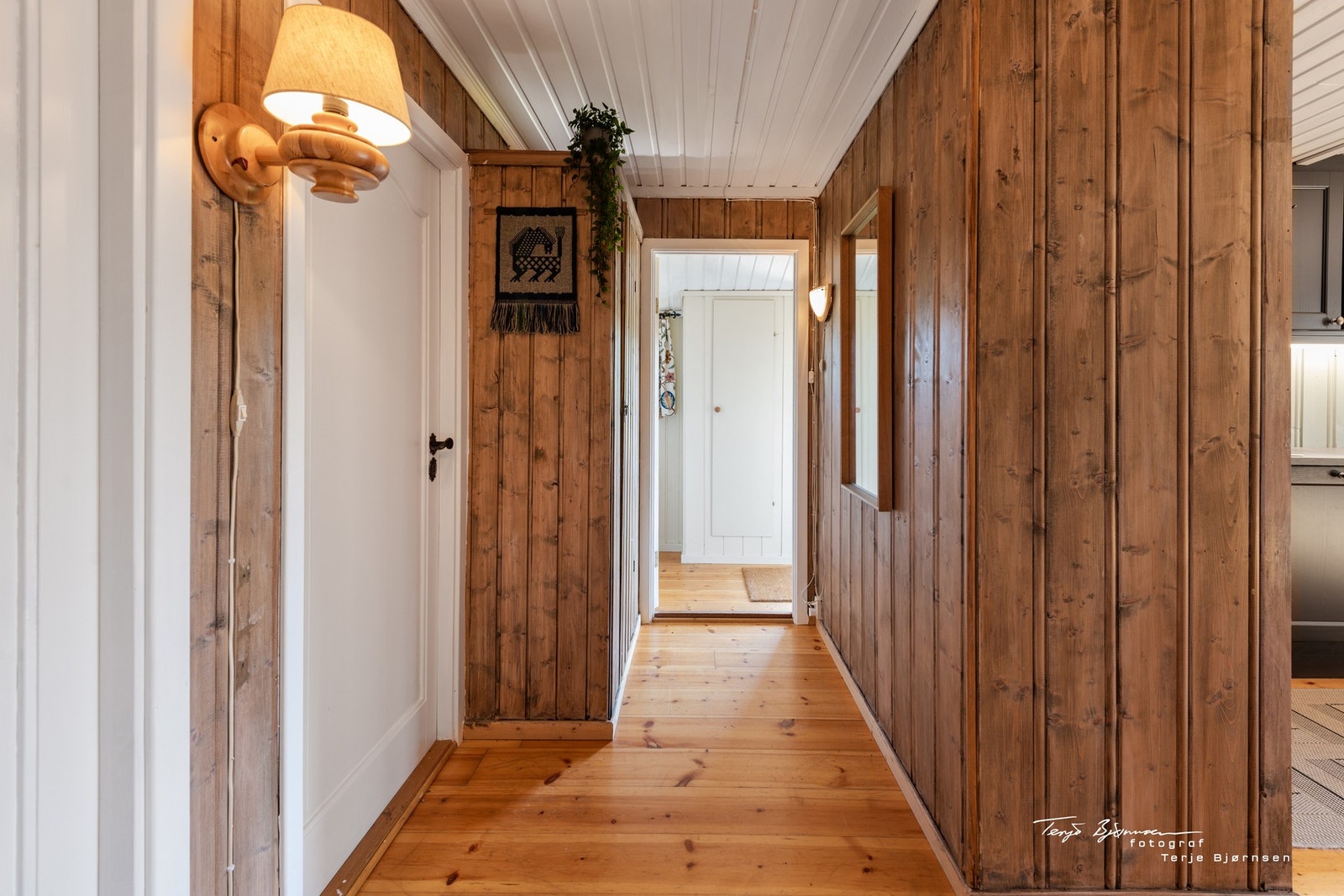 Gangen mot soverommene og utgangen. Galleribilde