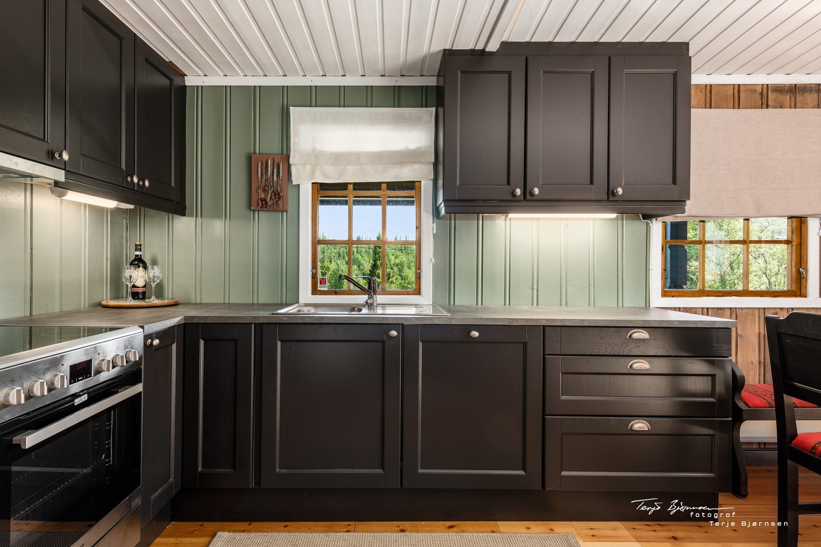 Ny og flott kjøkkeninnredning med integrerte hvitevarer. Galleribilde