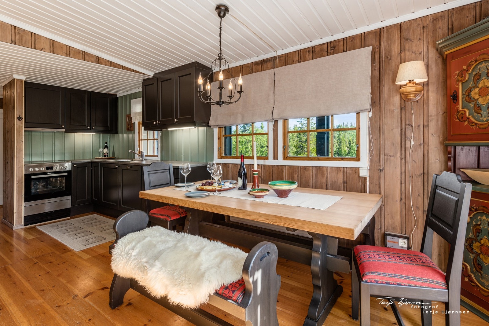 Her kan man sitte mange og nyte en hyggelig middag. Galleribilde