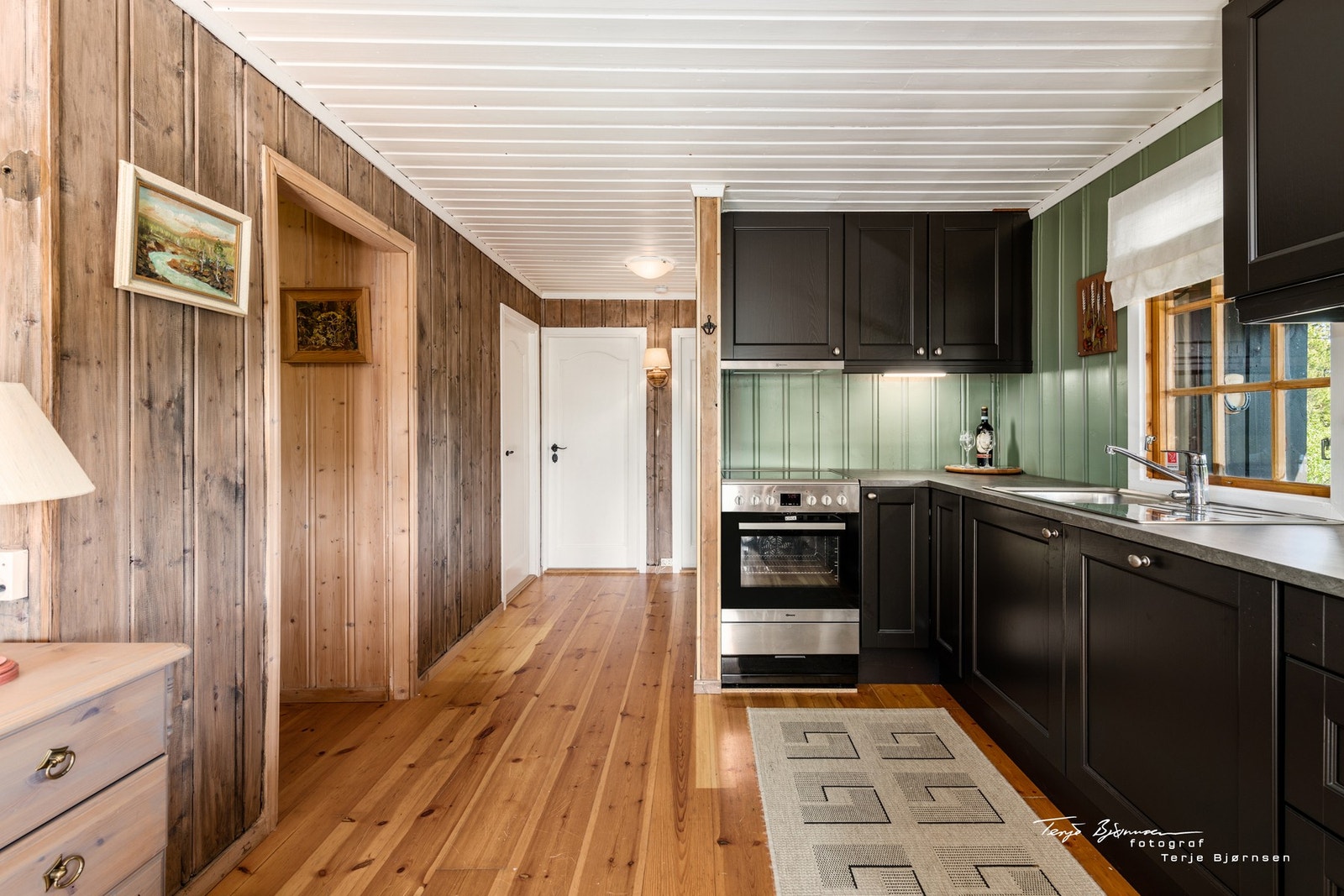 Masse skap- og benkeplass. Galleribilde