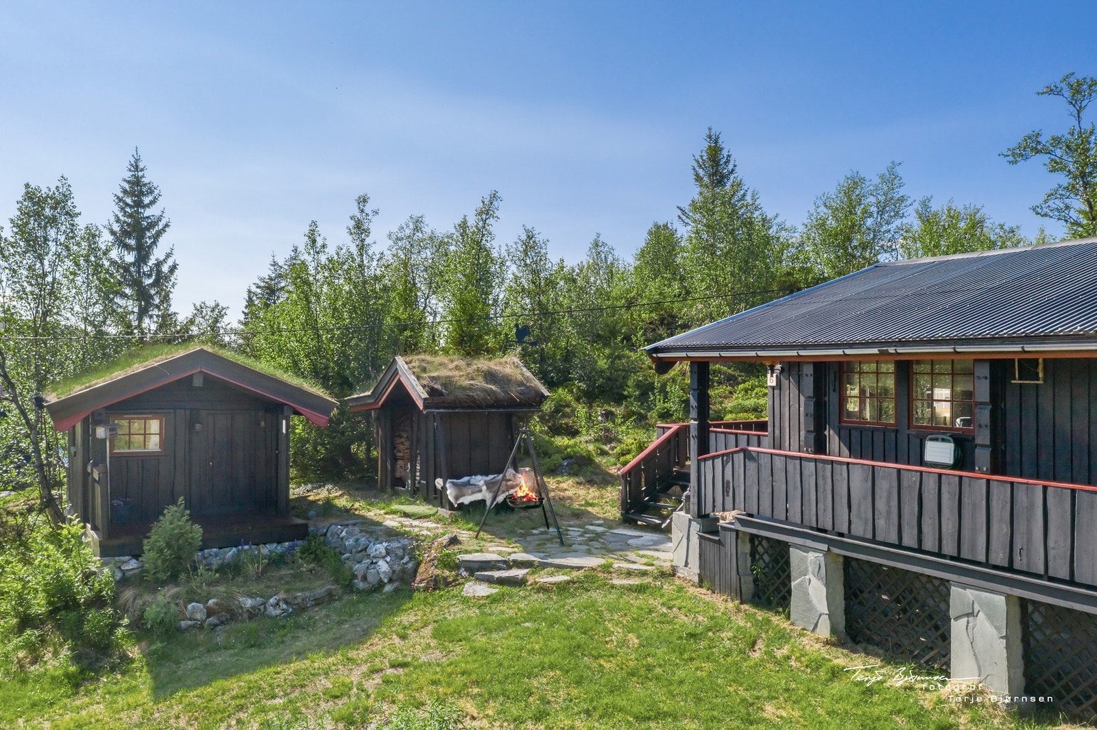 Koselig hyttetun med usjenert beliggenhet. Galleribilde