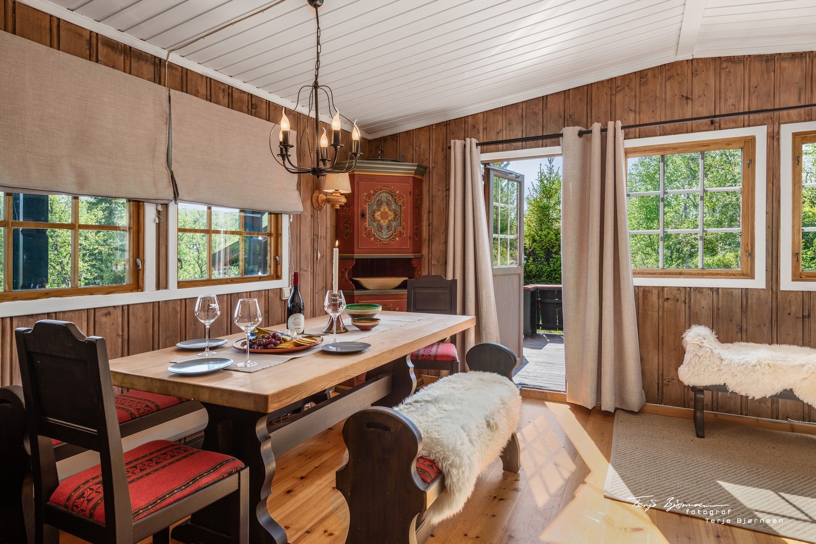 Spisestuen med utgang til stor terrasse. Galleribilde