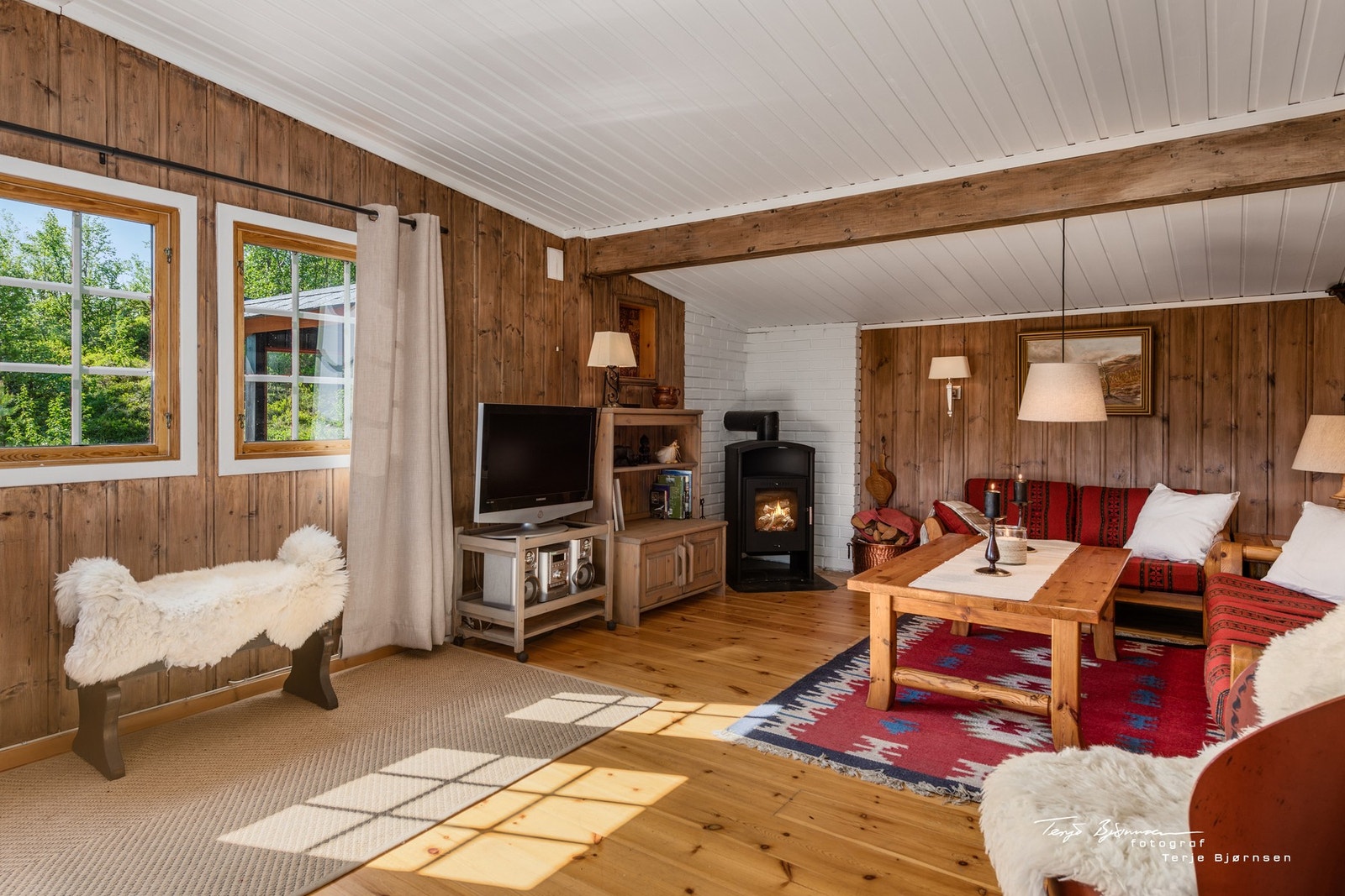 Masse vinduer gir et fint lys inn i rommet. Galleribilde