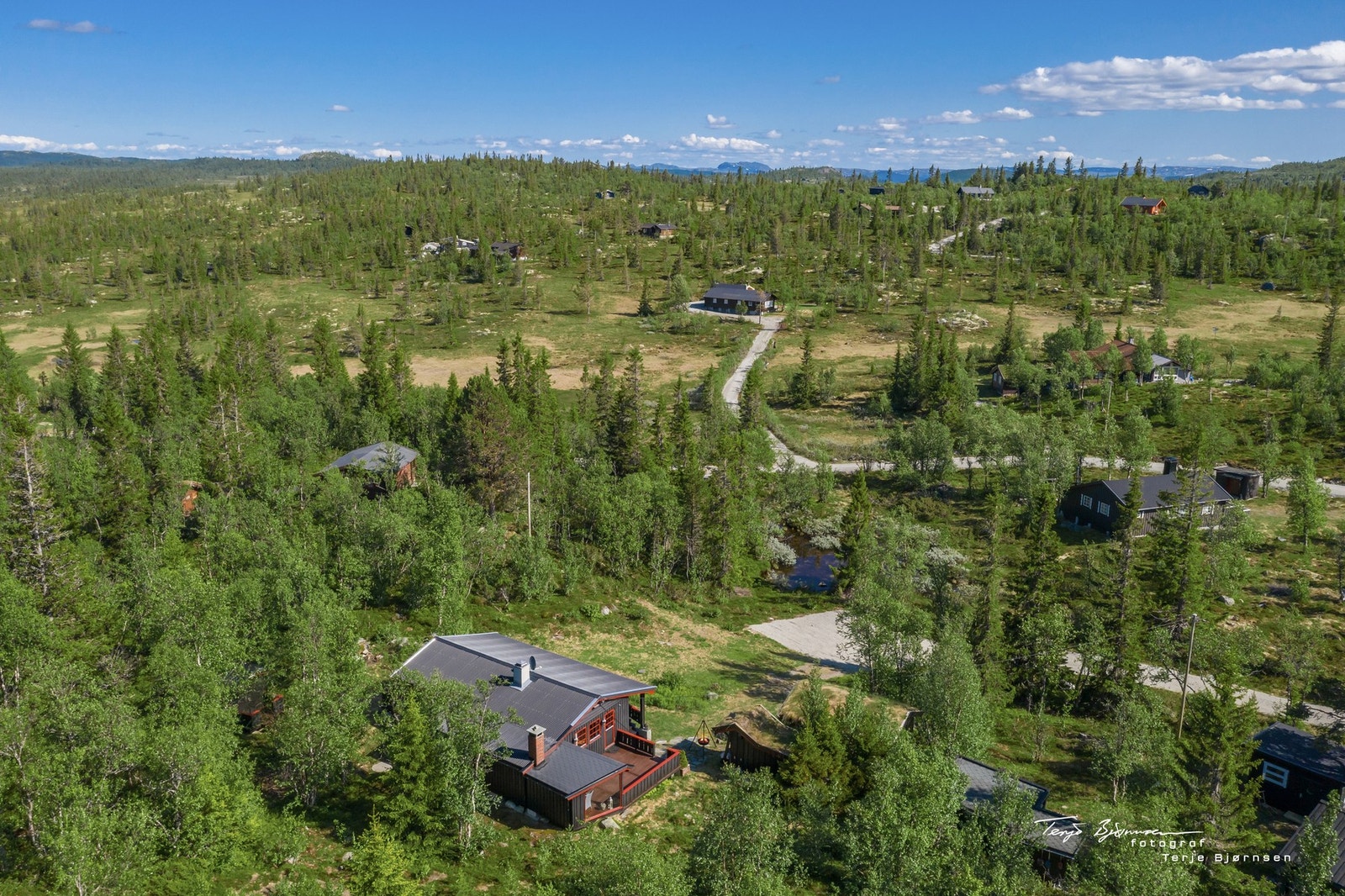 Utsikten utover området og omkring hytta. Galleribilde