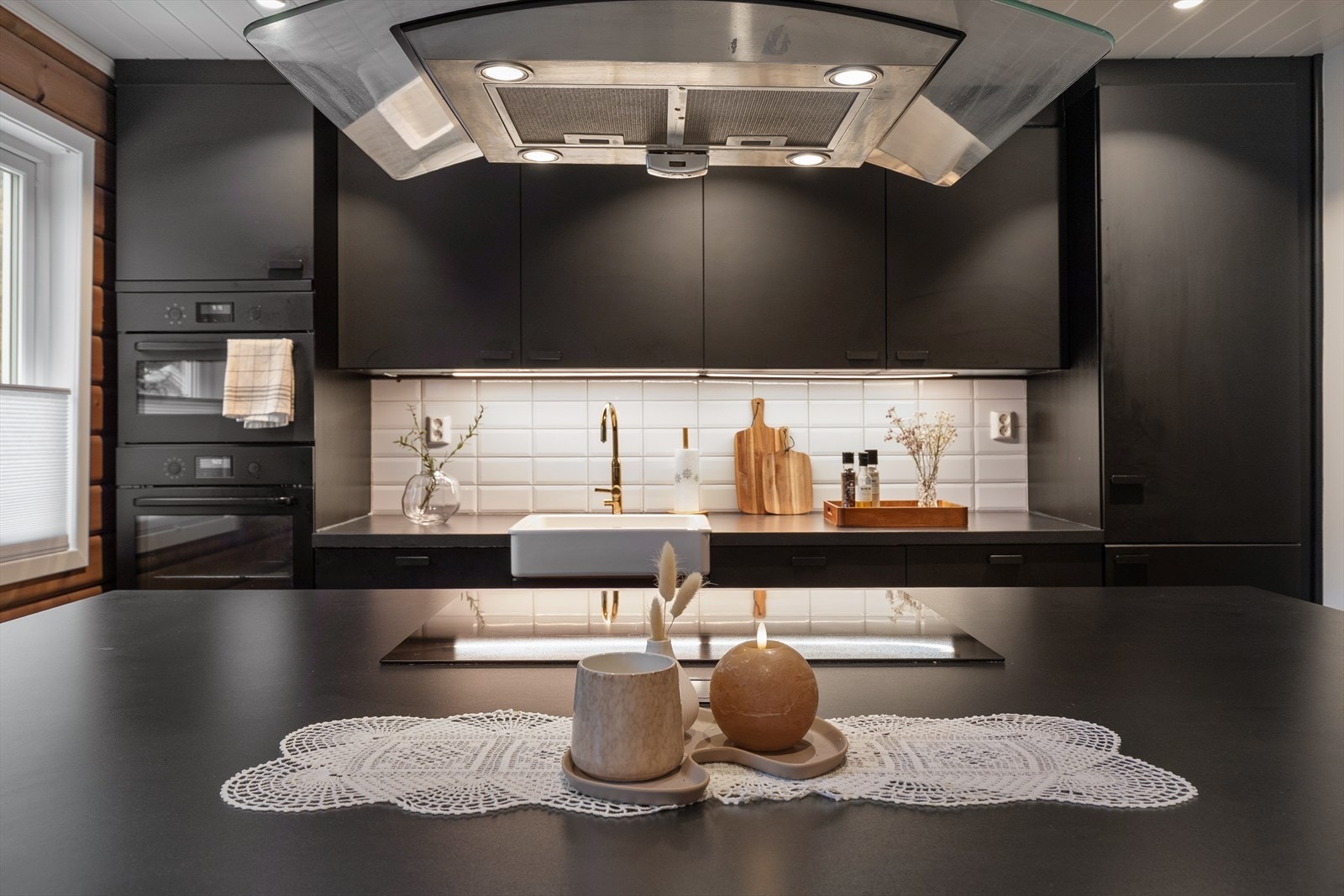 Funksjonelt kjøkken med god skap- og benkeplass. Galleribilde