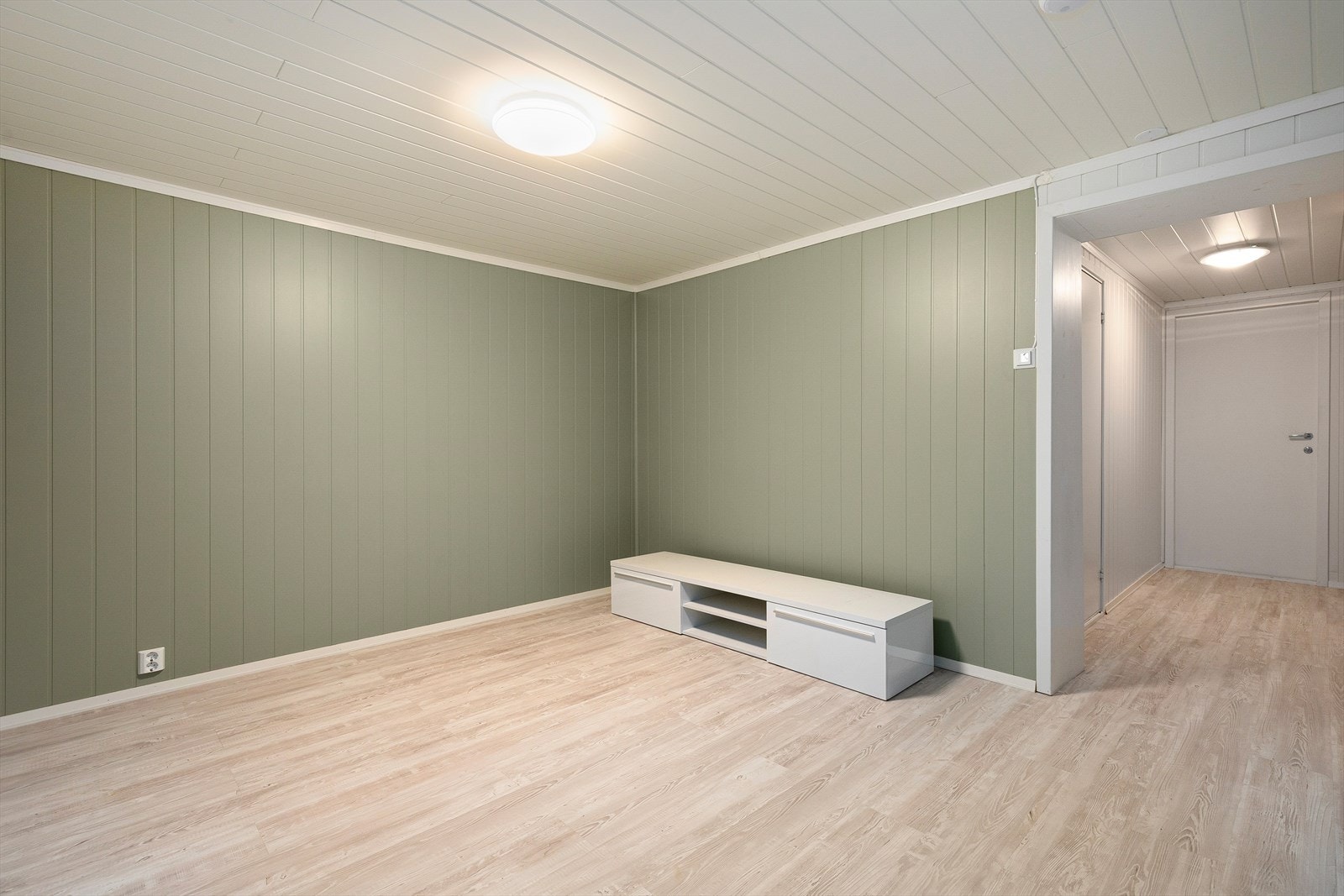 Til opplysning er det ikkje framlagt søknad/bruksendring for utvidelsen av kjellaren. Dette er ei søknadspliktig endring og kjøpar er ansvarleg for evt. godkjenning/søknad om dette. Galleribilde