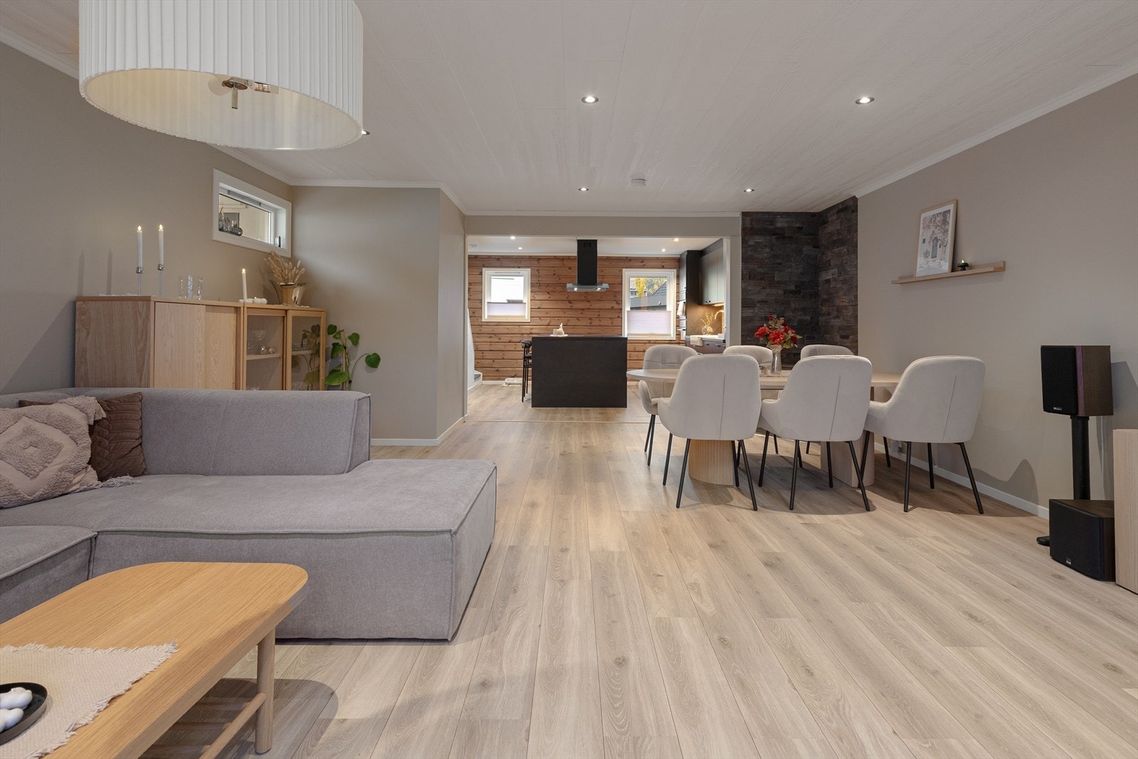 Romsleg stove med gode soner for å etablere spisegruppe og sofagruppe. Galleribilde