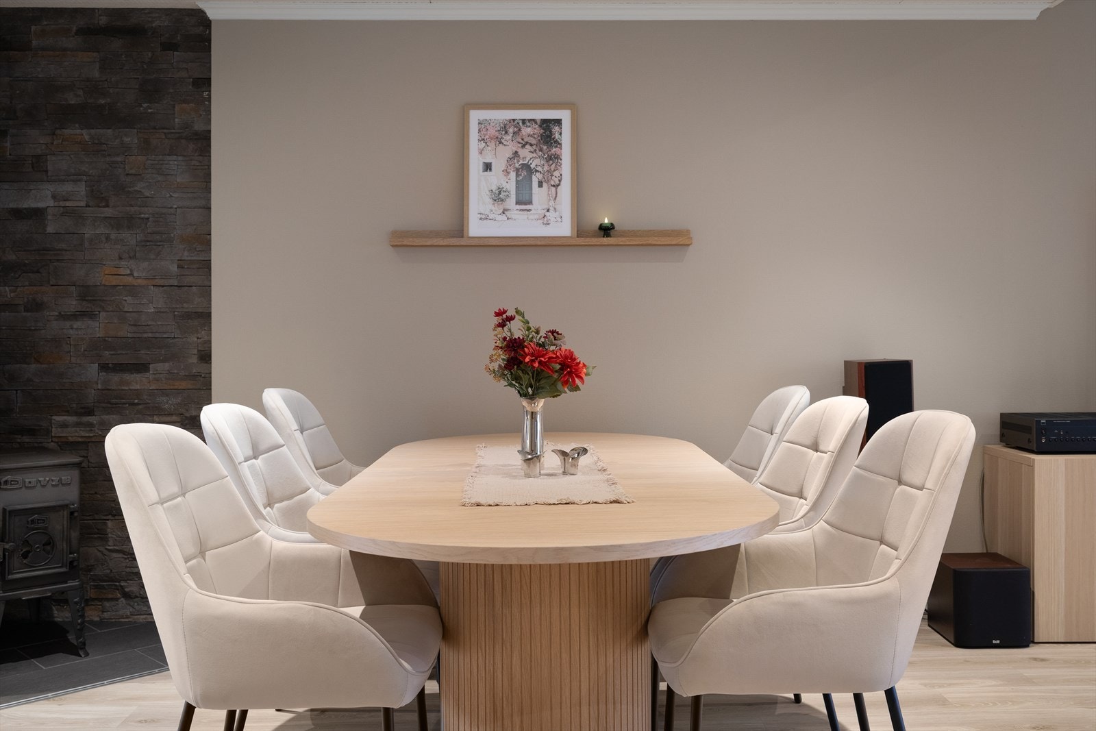 Koseleg spisekrok med plass til mange gjester. Galleribilde