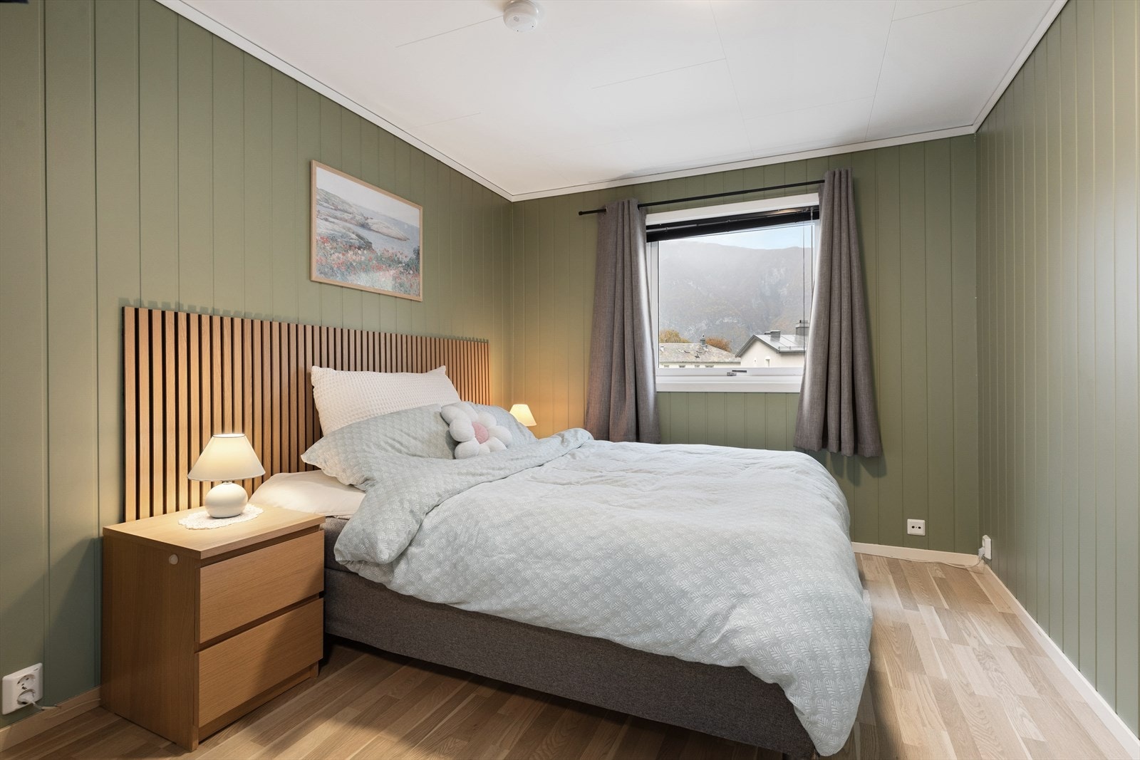 Hovudsoverom av god størrelse med plass til seng og garderobe. Galleribilde