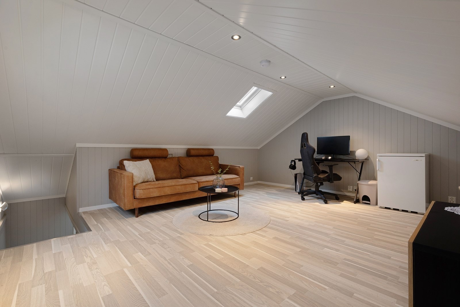 Loftstove av god størrelse med innreda overflater. Galleribilde