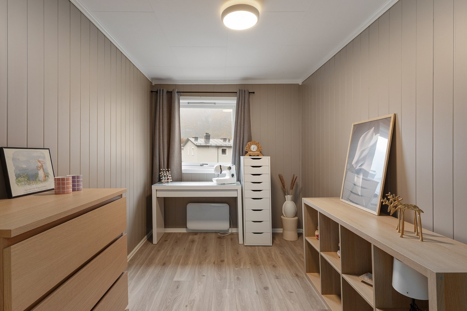 Soverom av god størrelse med plass til seng og garderobe. Galleribilde