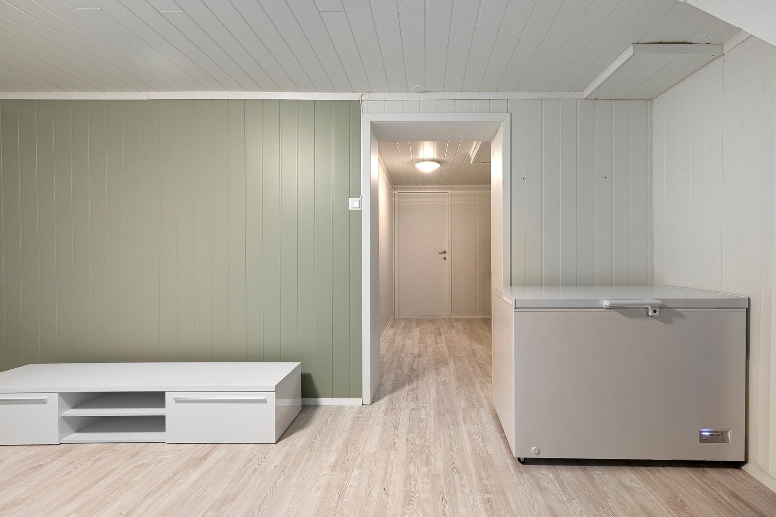 I underetasjen finn ein stove, vaskerom, gang og soverom. Galleribilde