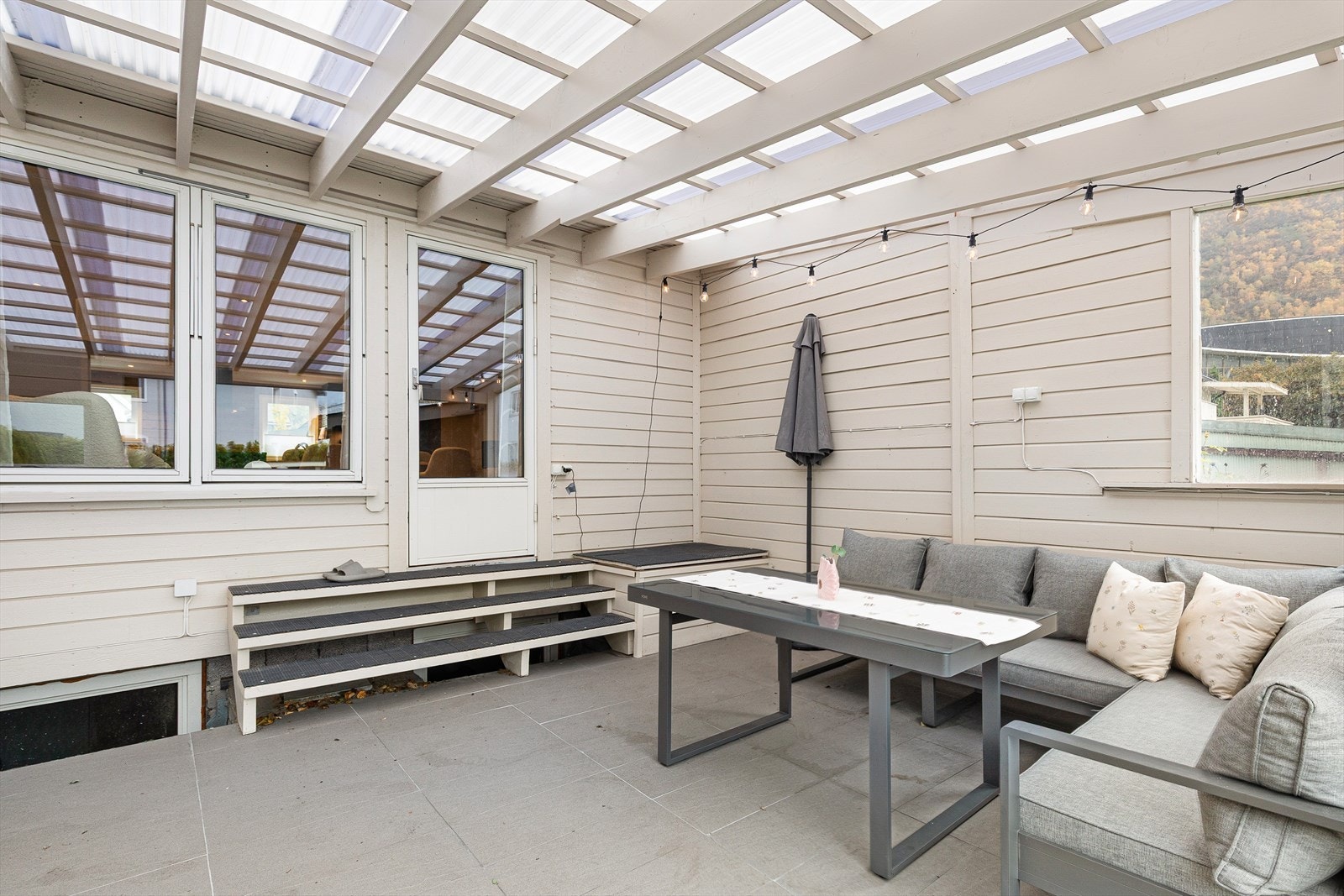 Frå stova er det utgang til utestove med romsleg utforming. Galleribilde