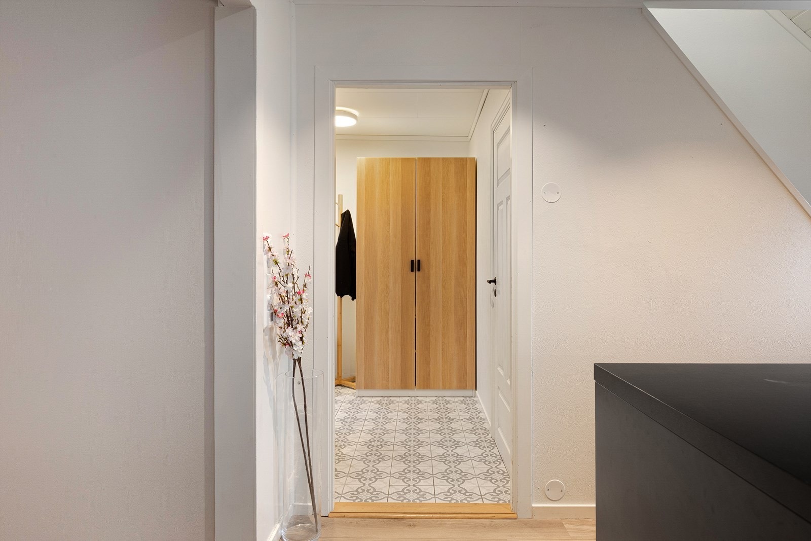 Gang med moglegheit til å henge frå seg yttertøy og sette frå seg sko. Galleribilde