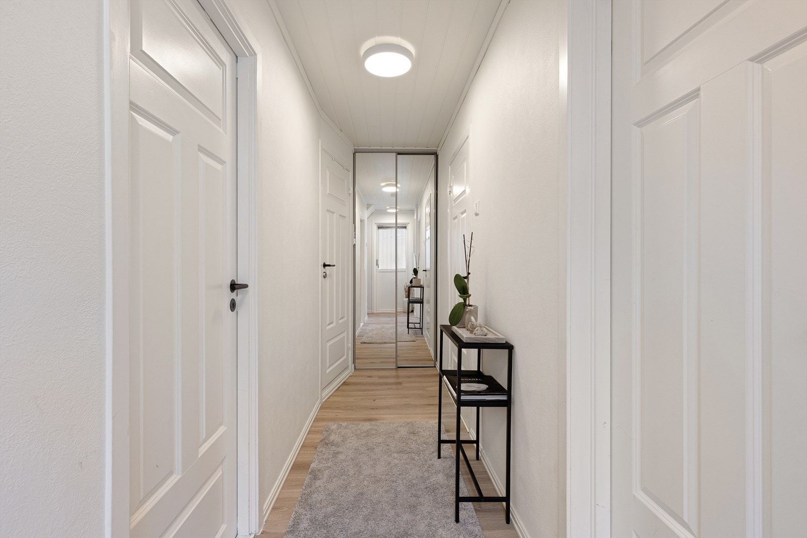 Bevegar me oss opp i 2. etasje finn me tre soverom og bad. Galleribilde