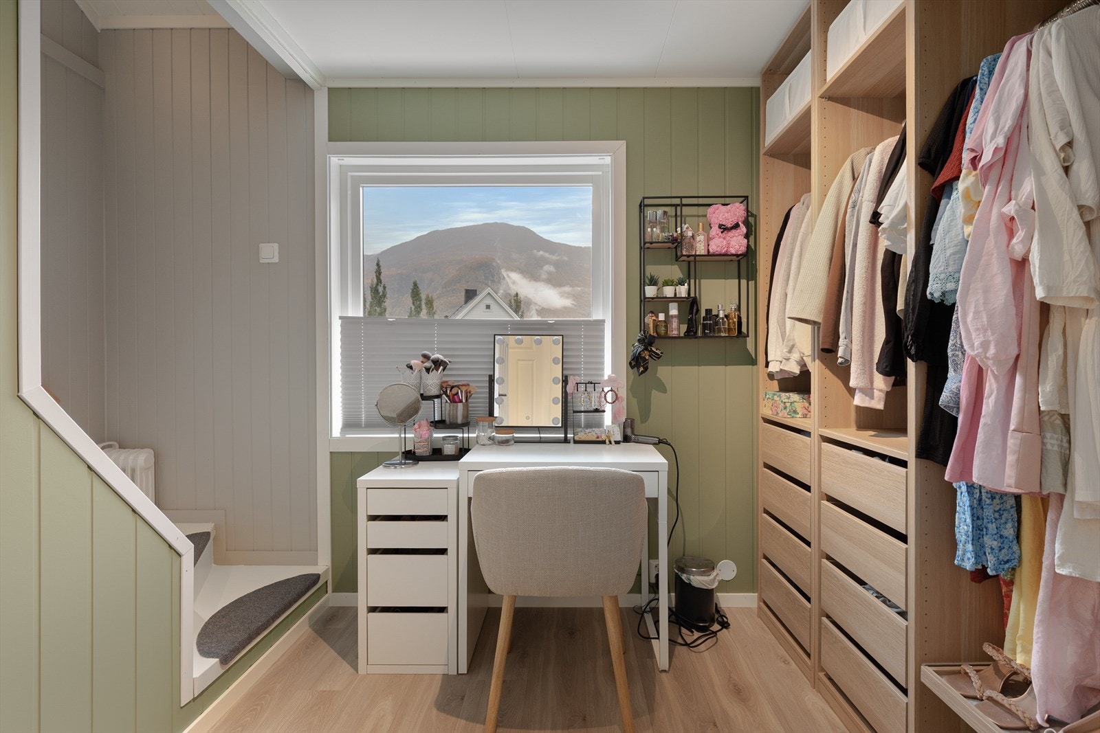 Soverom med tilkomst til loftetasjen. Galleribilde