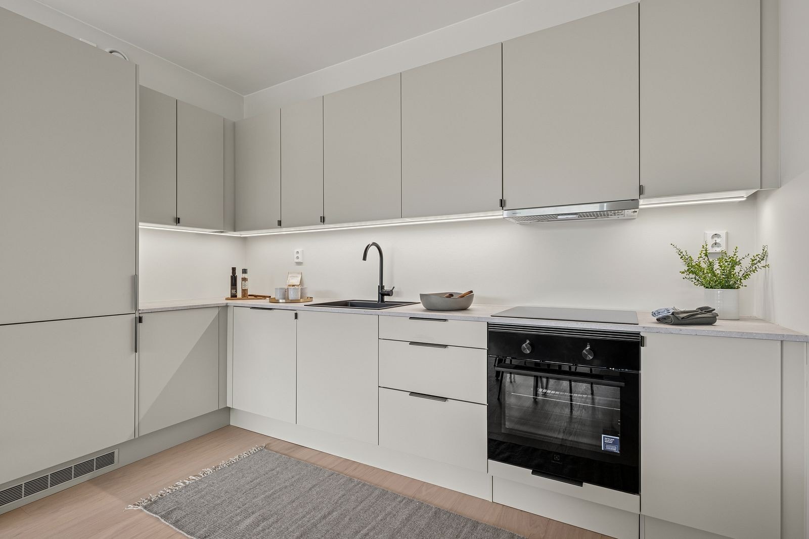 Leiligheten er utstyrt med et kjøkken fra den anerkjente kvalitetsleverandøren Sigdal, kjent for sitt fokus på detaljer og funksjonalitet. Nyt et moderne, praktisk og stilrent kjøkken som kombinerer funksjonalitet med elegant design. Galleribilde