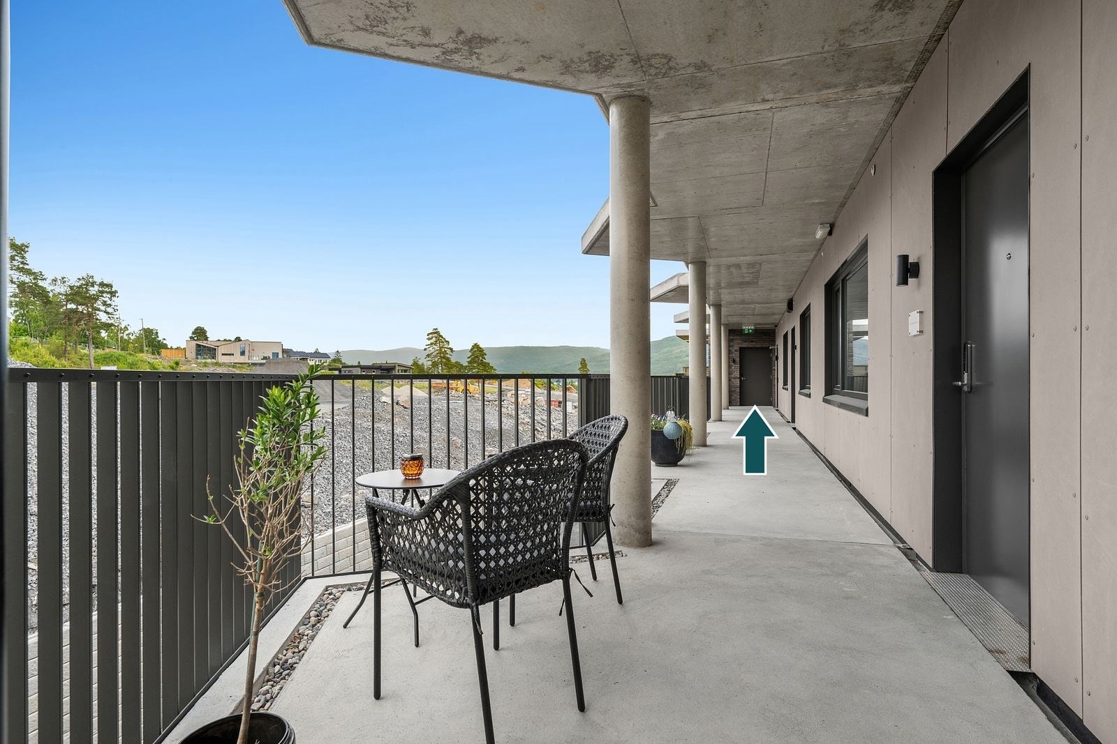 Inngang via svalgang med heis direkte fra leilighetsplan til garasjeplan. Flere sittegrupper på svalgangen gir vestvendt utsikt og kveldssol. Leiligheten ligger i enden av svalgangen, uten passerende naboer, og tilbyr ro og privatliv. Galleribilde