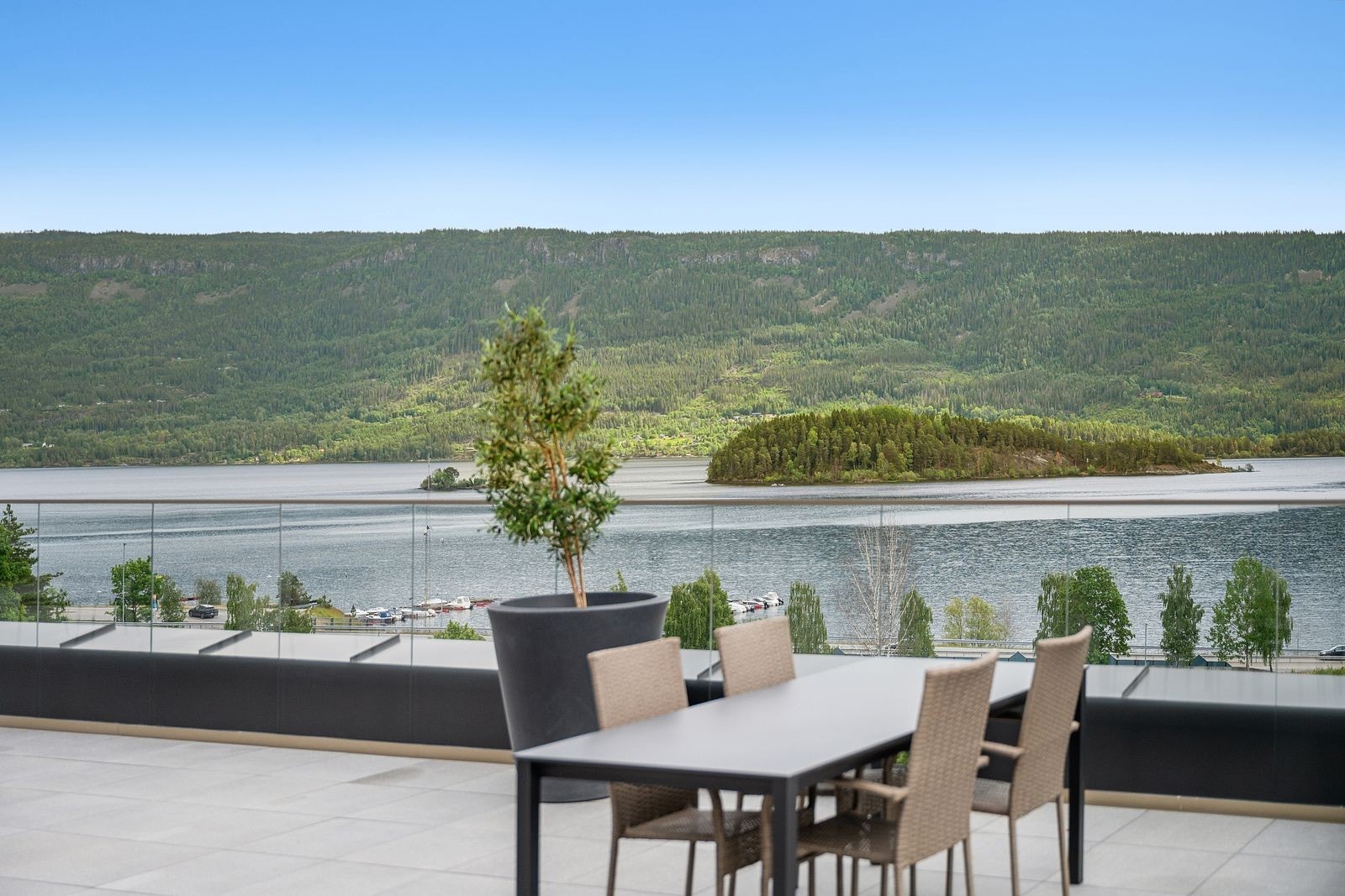 Takterrasse: Nyt omgivelsene og solen fra morgen til kveld med fantastisk utsikt over Steinsfjorden. Takterrassen har komfortable møbler og områder for grilling og utendørs aktiviteter. Galleribilde