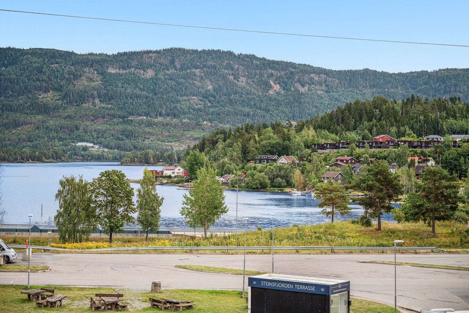 Fra sameiet har du vakker utsikt mot Steinsfjorden. Galleribilde