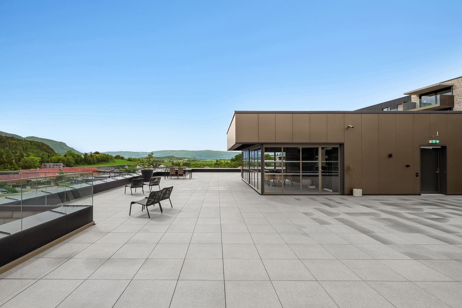 Opplev den flotte felles takterrassen på Steinsfjorden Terrasse! Med vinterhage, utekjøkken og koselige soner for både felles og privat bruk, gir den en ekstra dimensjon til boopplevelsen. Perfekt for avslapning og sosialt samvær Galleribilde