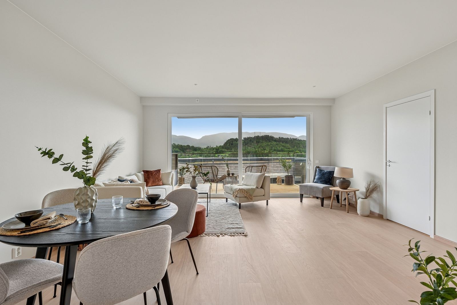 Det er raus takhøyde i leiligheten. Når du kommer inn i stuen, blir du møtt av takhøye vinduer og en praktfull utsikt mot syd. Gode solforhold gir lys og varme hele dagen. Galleribilde