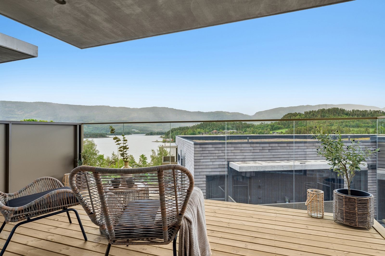 Opplev magien av å sitte her. På terrassen kan du nyte omgivelsene uavhengig av om du sitter eller står, takket være glassgelenderet. Galleribilde