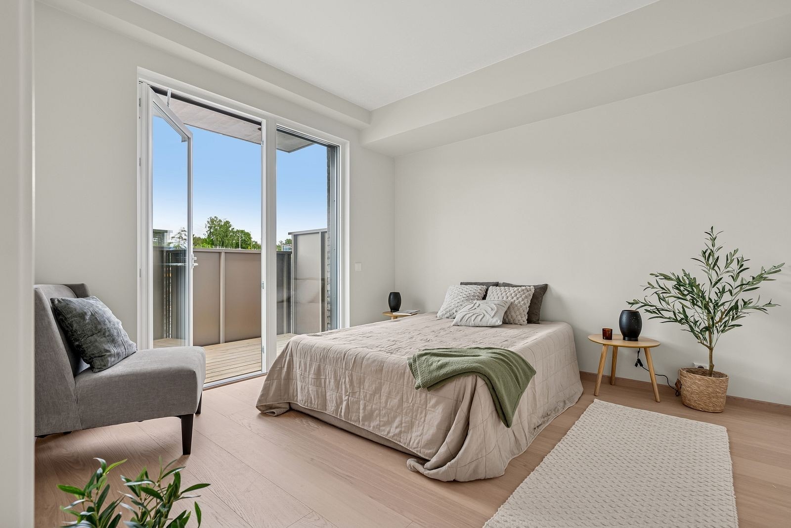 Leiligheten har to flotte soverom, hvor hovedsoverommet er en egen suite plassert i ene enden av leiligheten. Nyt privatlivet med egen balkong og bad, perfekt for å starte dagen med frisk luft og avslutte den med avslapning i ditt romslige tilfluktssted. Galleribilde