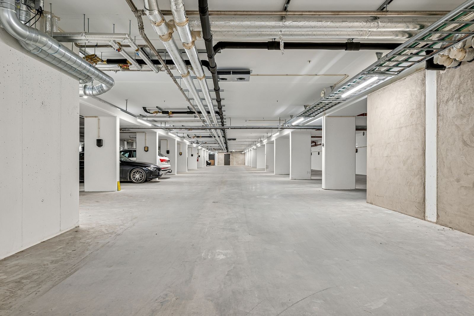 Med leiligheten følger en fast parkeringsplass i garasjeanlegget. Garasjeporten styres enkelt via Parqio-appen eller telefon. Steinsfjorden Terrasse tilbyr fasiliteter som treningsrom, innendørs vaskehall for både bil og sykkel... Galleribilde