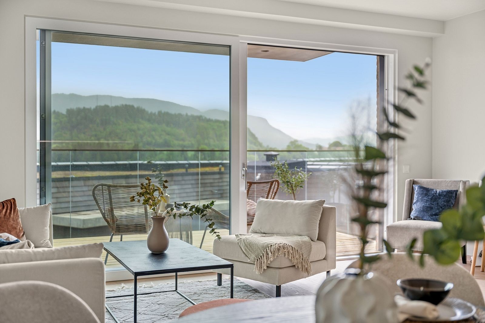 Godkjent utsikt når du sitter og spiser et bedre måltid i spisestuen. De store vinduene gir et fantastisk skue over de grønne åsene og fjellene, og skaper en lys og innbydende atmosfære. Galleribilde