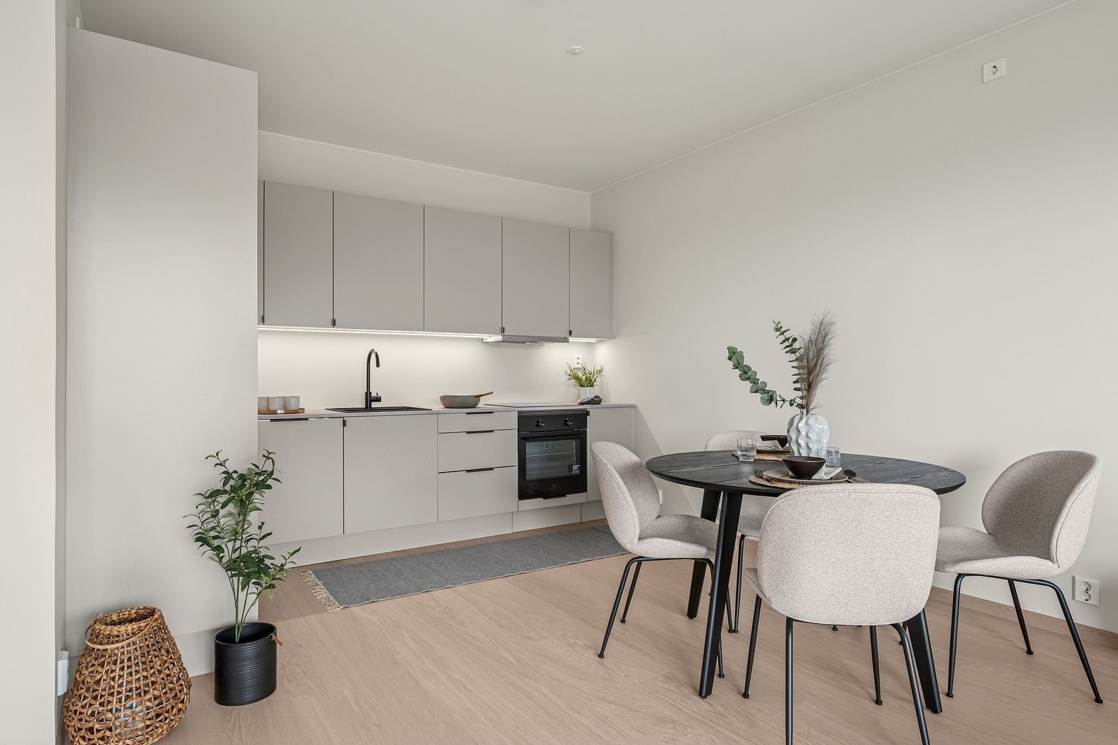 Den åpne kjøkken-/stueløsningen er romslig og bred, noe som gir deg gode møbleringsmuligheter. Galleribilde