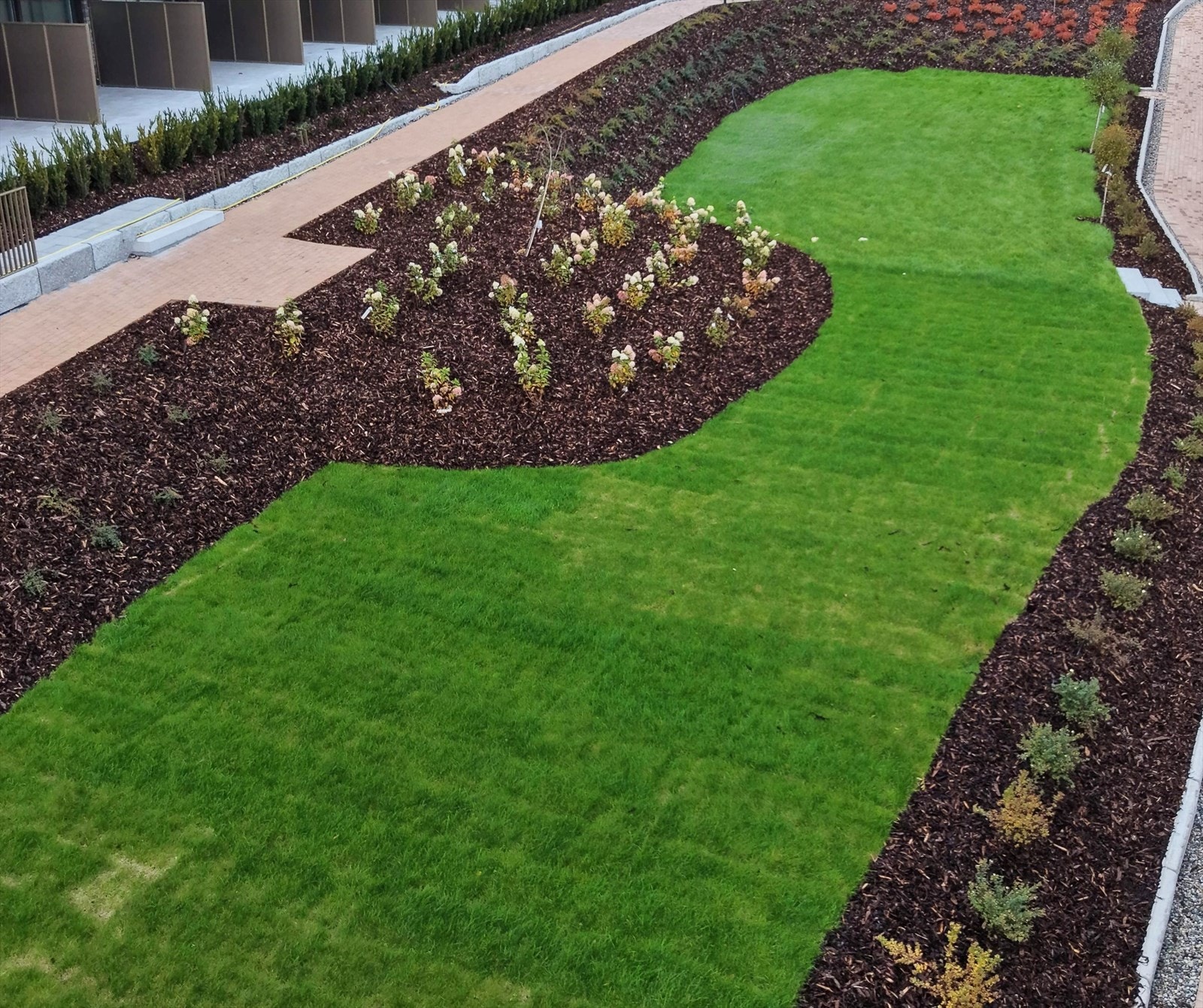 Fra takterrassen er det nydelig overblikk over sameiets grøntområde. Galleribilde