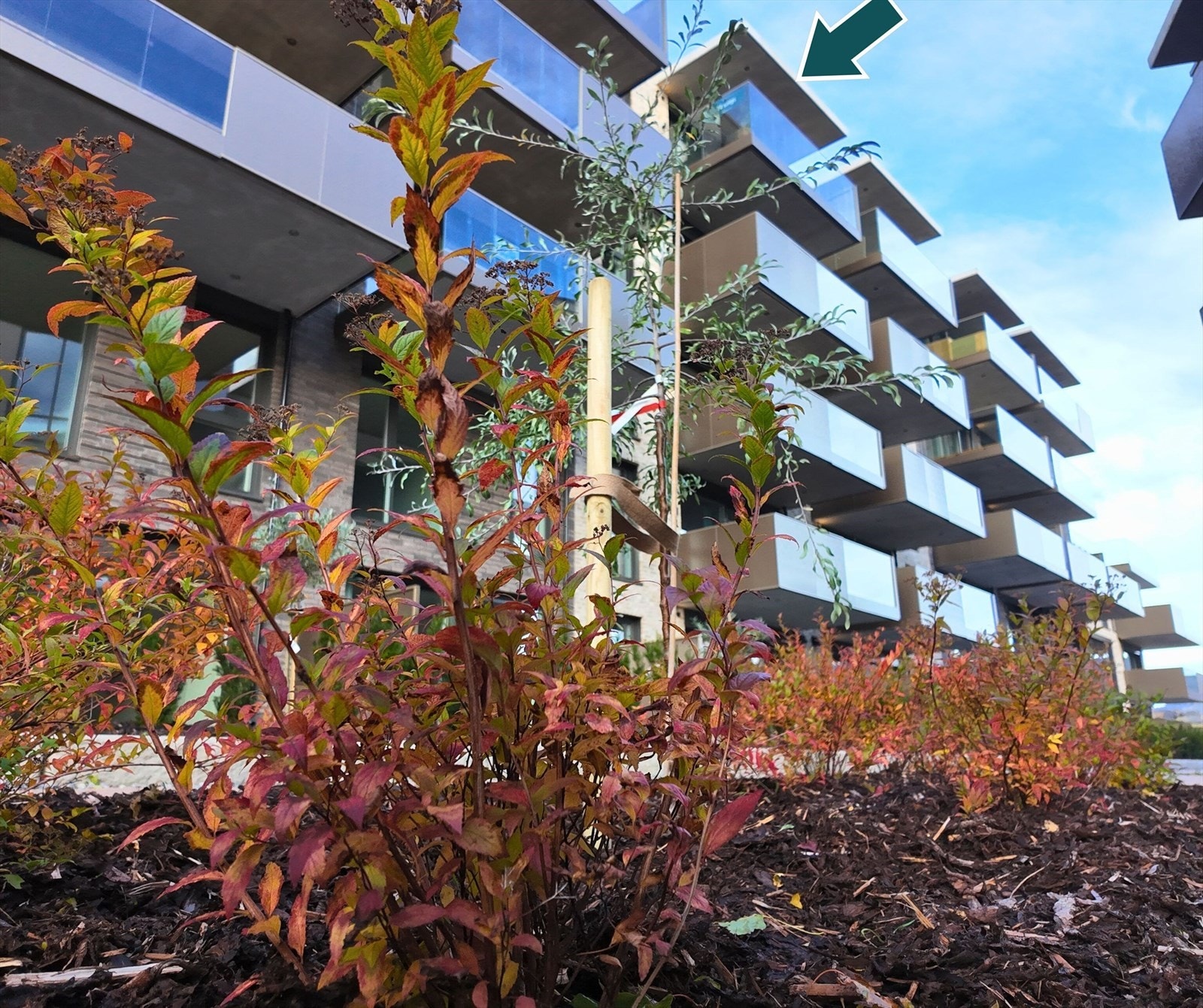 Velkommen til Trygve Reistads vei 3 - et moderne leilighetskompleks som kombinerer stil og komfort. Bygningen har en elegant fasade av murstein og glass, og romslige balkonger som gir fantastisk utsikt over det velstelte uteområdet og Steinsfjorden Galleribilde