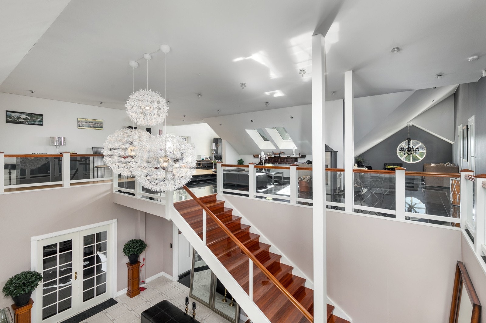 En fantastisk takhøyde preger entré/hallen. Galleribilde