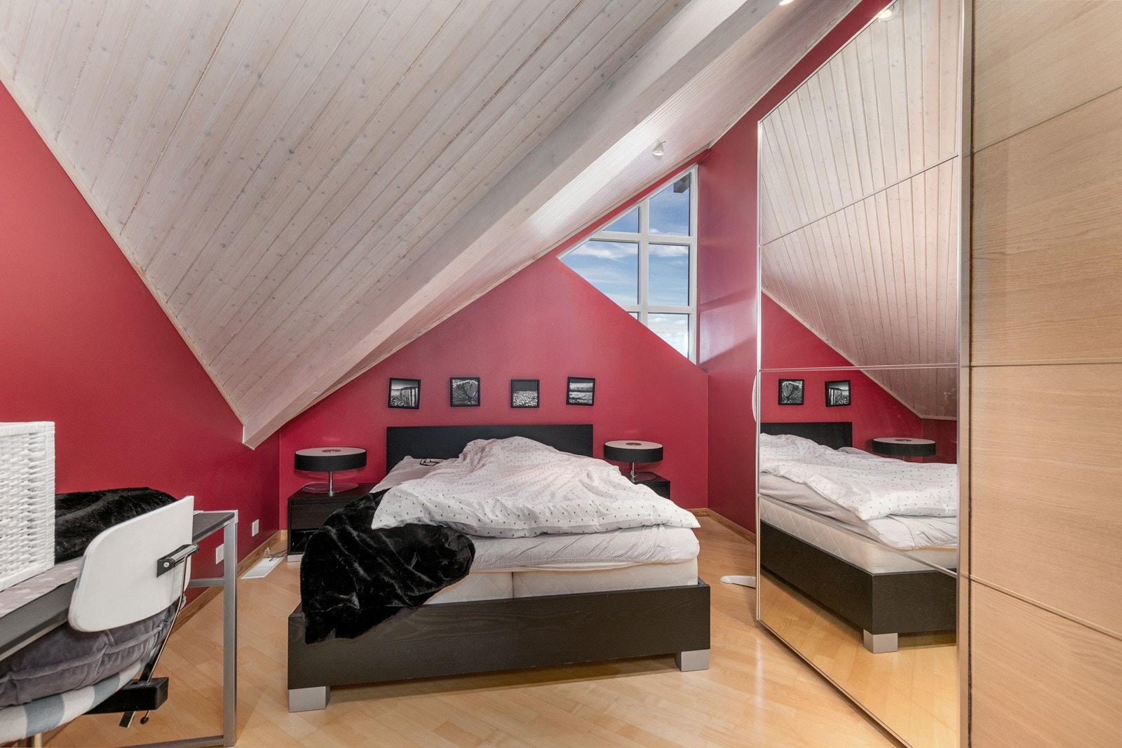 Soverom 2 og 3 i loftsetasjen har god plass til dobbeltseng/enkeltseng etter ønske og behov. Galleribilde