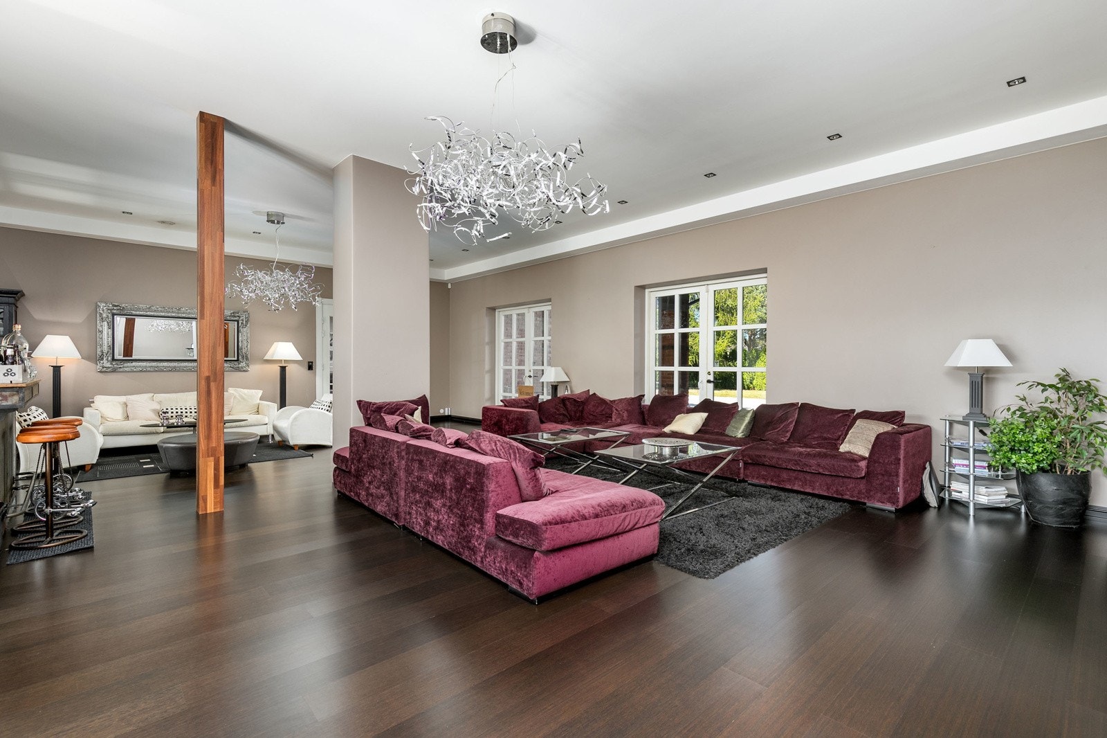 Himlingen er lyssatt med utstrakt bruk av downlights. Doble fløydører med inngang til svømmebasseng området, samt utgang til den innbydende uteplassen. Galleribilde