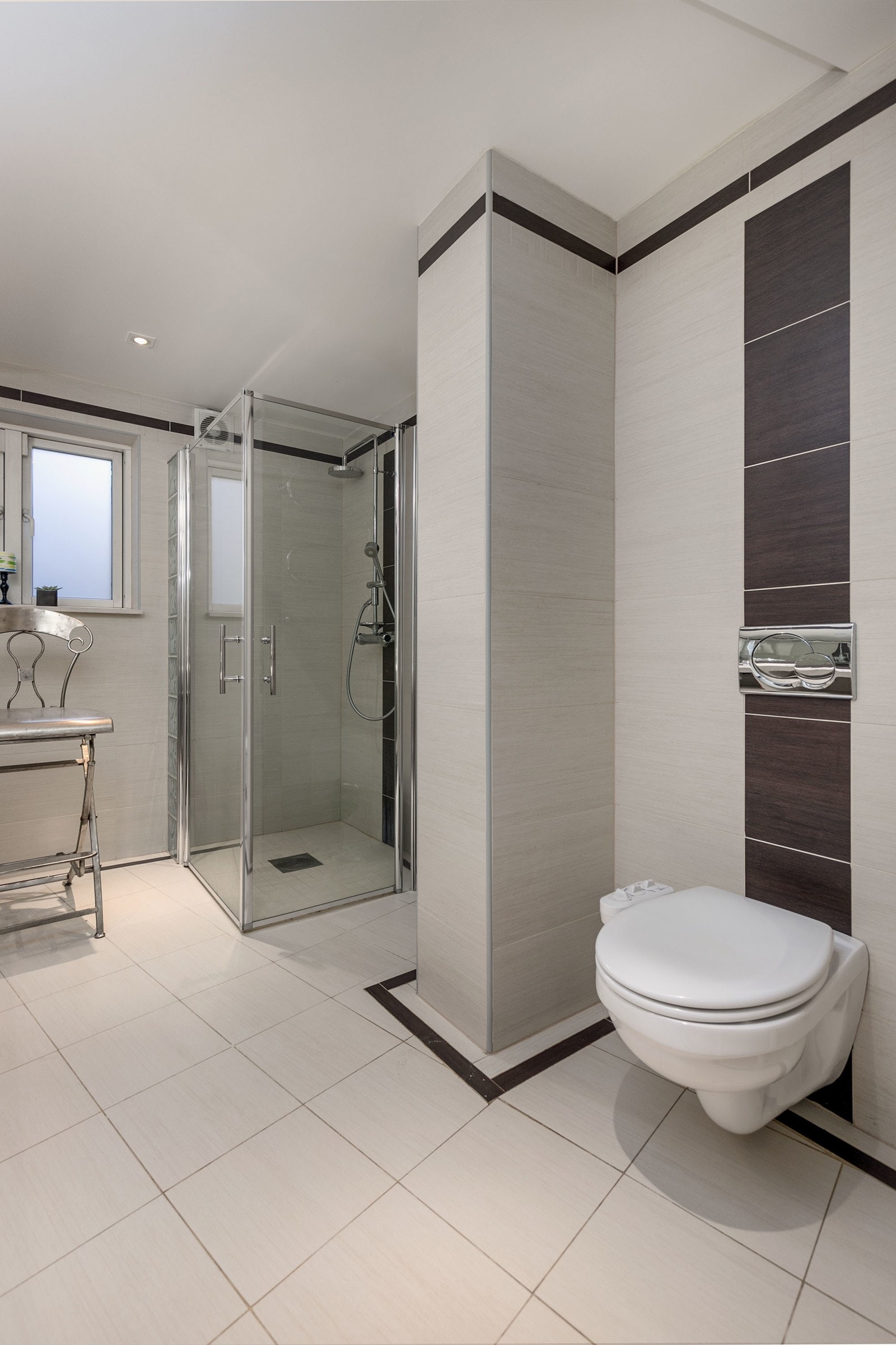 Åpen baderomsinnredning med servanter, samt speil. Vegghengt toalett. Badet har fått TG2 på membran, tettesjikt og sluk, samt sanitærutstyr. Galleribilde