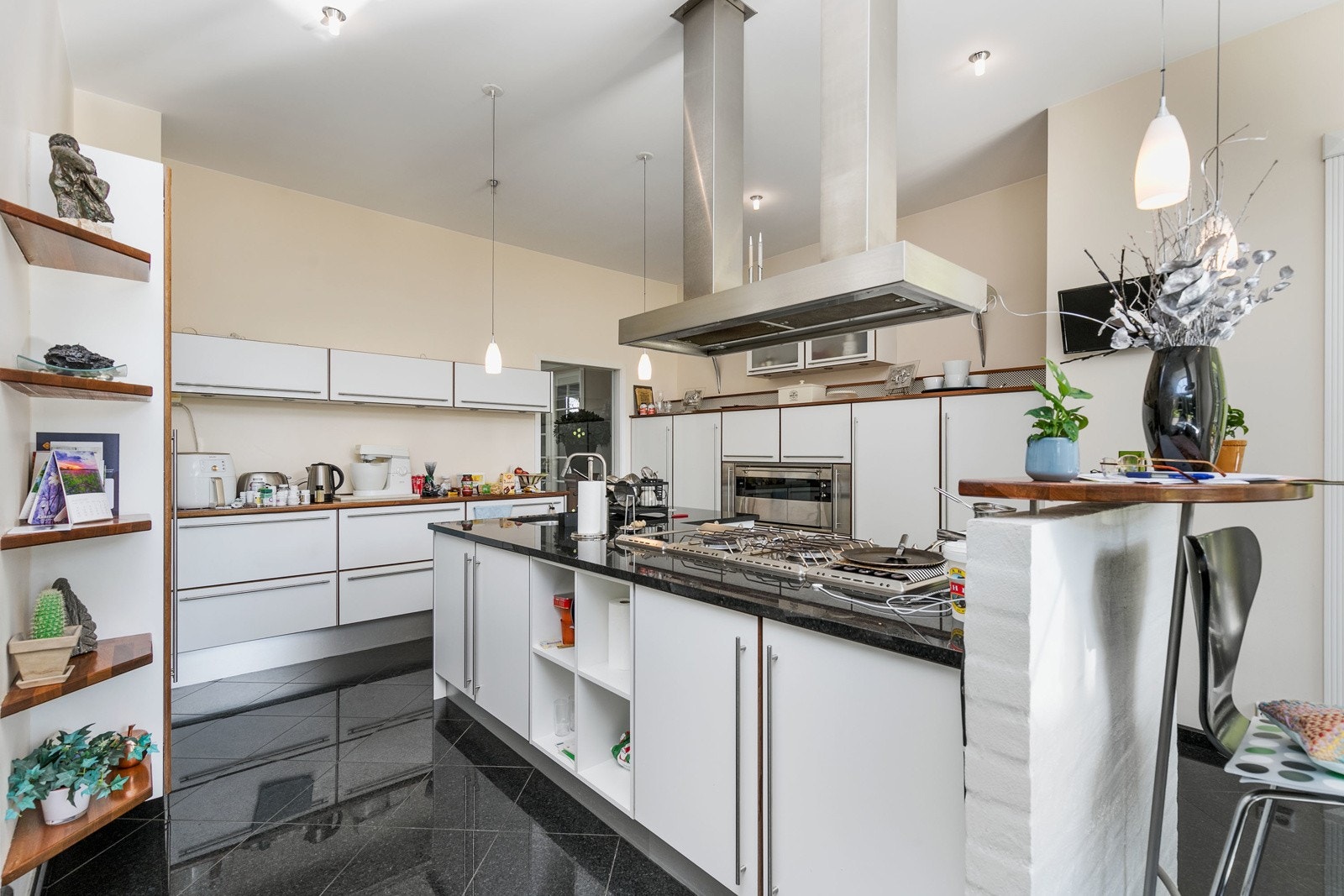 Kjøkkenet er designet med god benke- og lagringsplass, samt praktisk kjøkkenøy. Kjøkkeninnredning med lyse fronter med håndtak. Benkeplate av hhv. sten og heltre. Galleribilde