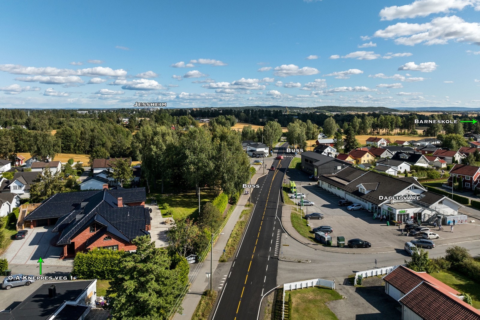 Boligen er beliggende i barnevennlige omgivelser på Sand i Ullensaker. Eiendommen ligger i et veletablert boligstrøk bestående av eneboliger og tomannsboliger. Gangavstand med direkte gangvei inn til sentrum (32 min spasertur) Galleribilde
