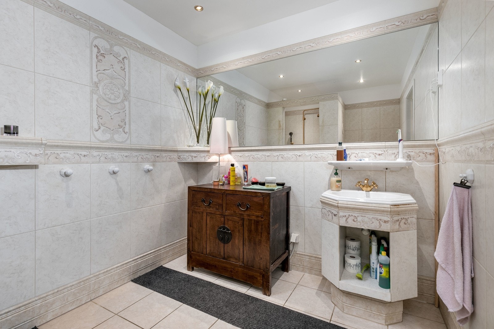 Videre har badet innfliset dusjsone, servant og klosett. Varme i gulv Galleribilde