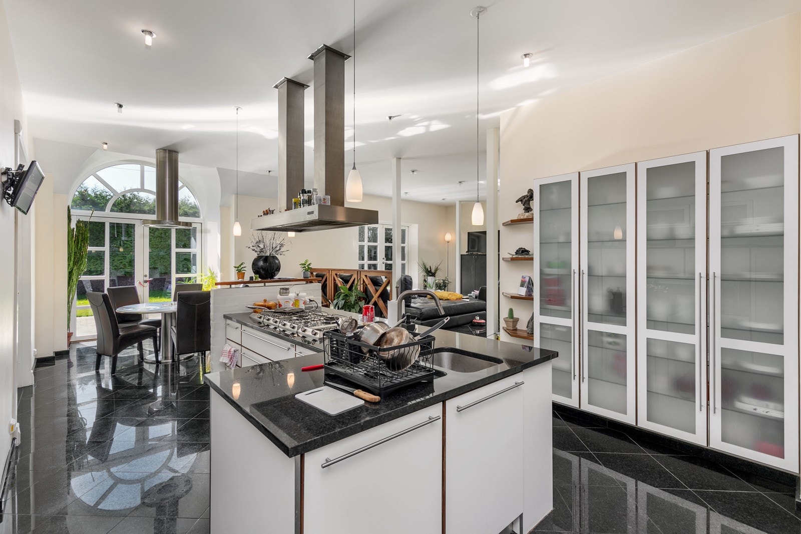 Lekkert og stort designkjøkken, fra danske Sønderborg m/benkeplate av sten og heltre. Galleribilde