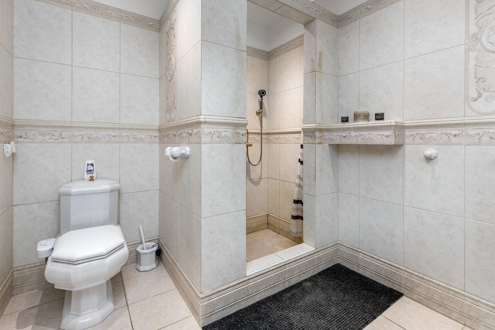 Pent bad i 1. etasje, med fliser på gulv og på vegg. Badet har speil og belysning over servant. Badet har fått TG2 på membran, tettesjikt og sluk, samt TG3 på overflater. Galleribilde