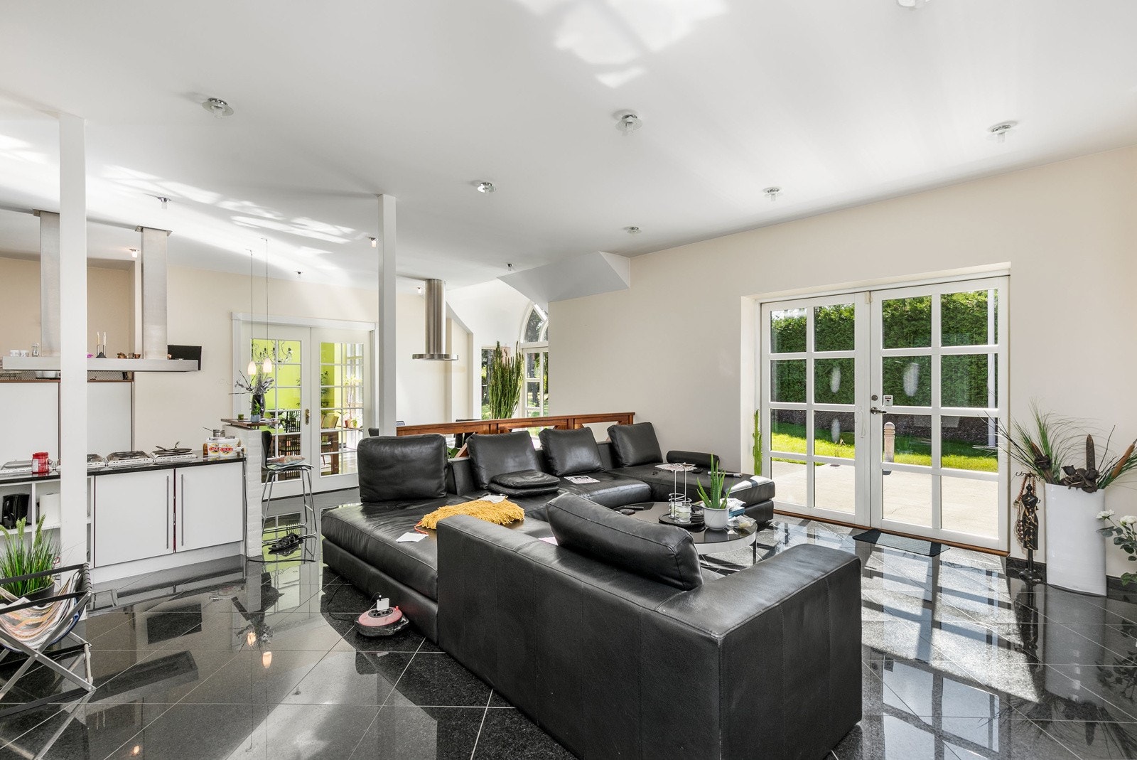 Fra kjøkkenet er det innredet med lounge på ene siden, hvorav det er utgang til flott terrasse og uteområde. Galleribilde