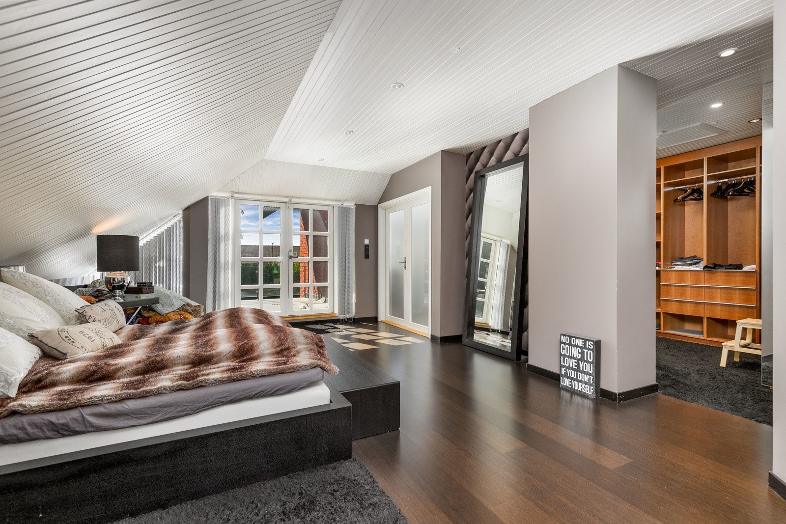 Utgang til flott balkong fra hovedsoverommet. Galleribilde