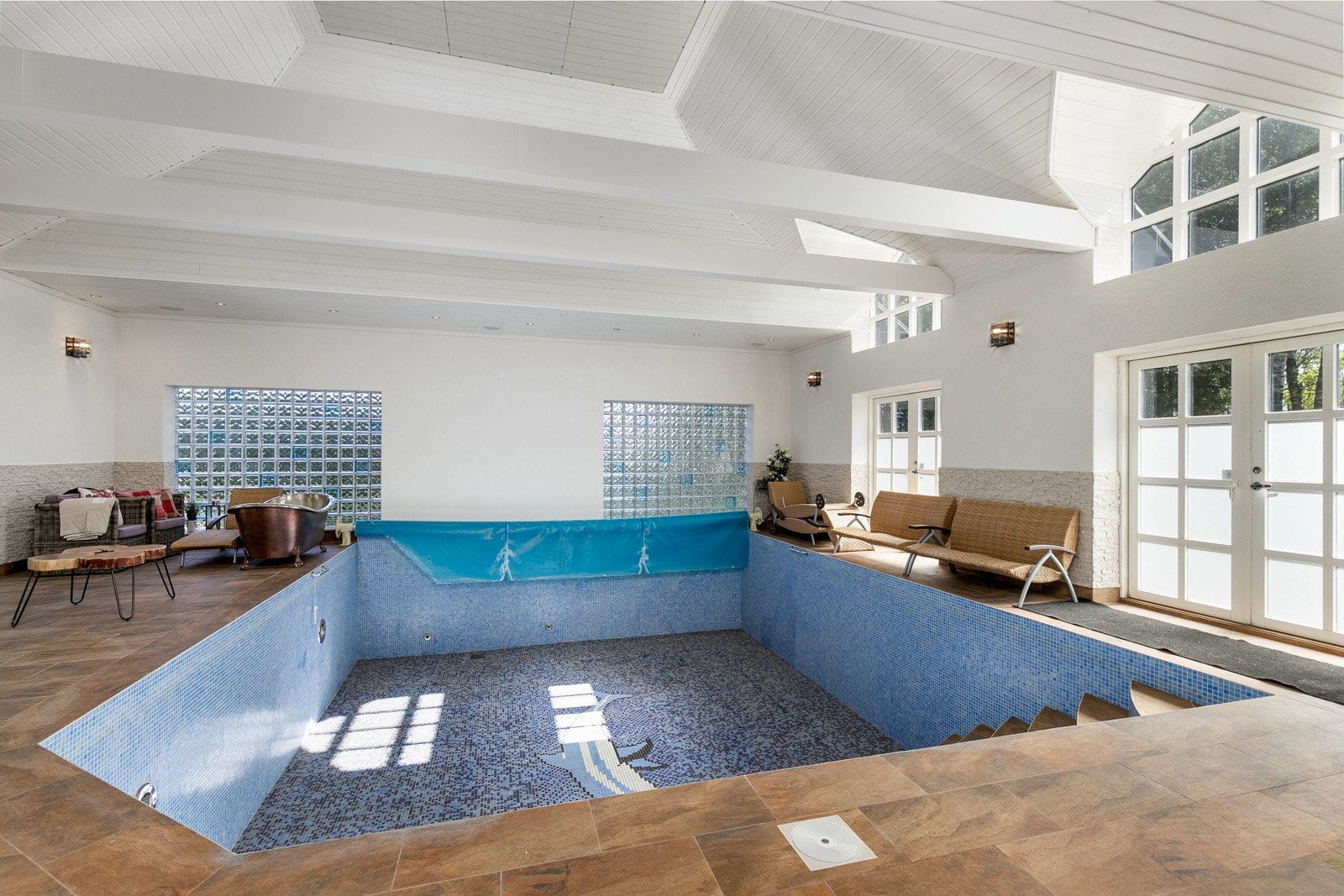 Stort innendørs svømmebasseng. God plass til å sette ut møbler. Separat dusj og toalett. Galleribilde