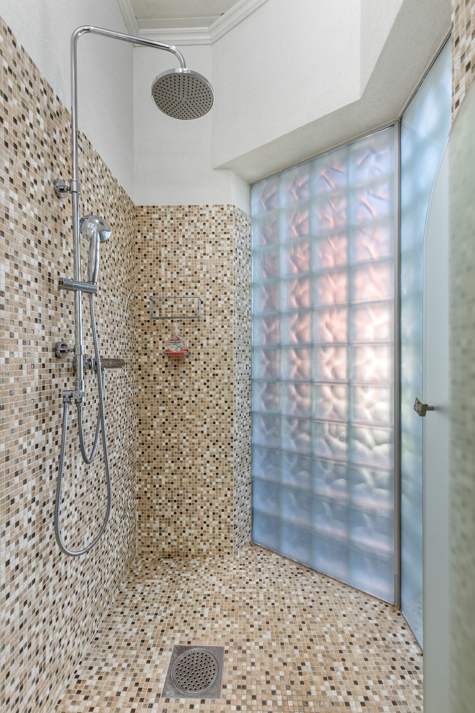 Dusj ved bassengområdet Galleribilde