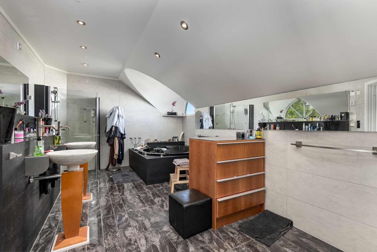 Stort bad i tilknytning til hovedsoverom i 2. etasje, med fliser på gulv og på vegg. Badet har speil og belysning over servant. Badet har fått TG2 på overflater og membran, tettesjikt og sluk. Galleribilde