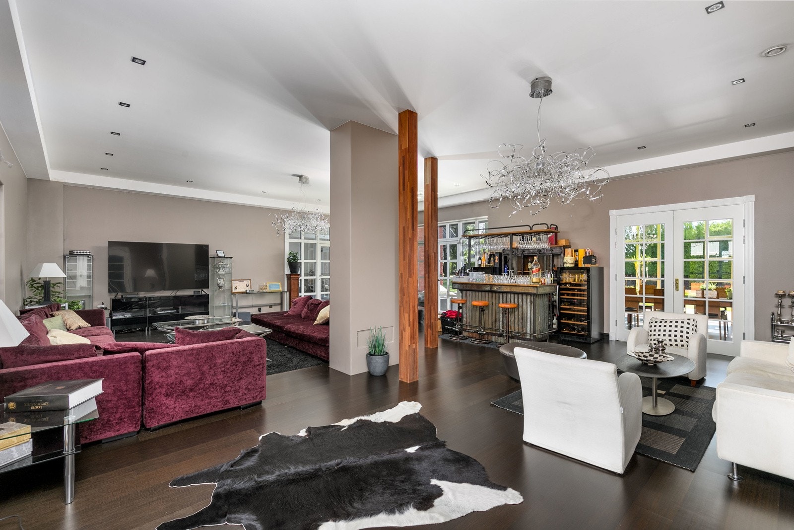 Stor, sosial og tiltalende stue med flere soner. Alle veggflater i stuen og rom i 1. etasje er malt i tidsriktige og moderne farger. Galleribilde