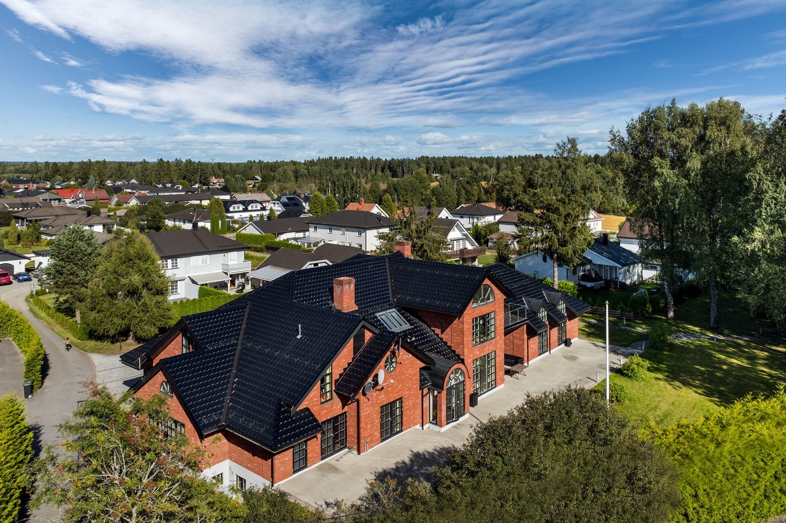 Velkommen til O.A. Kneppes veg 1! Unik og herskapelig teglsteinsvilla på 847 kvm, på attraktive Jessheim/Sand. Galleribilde